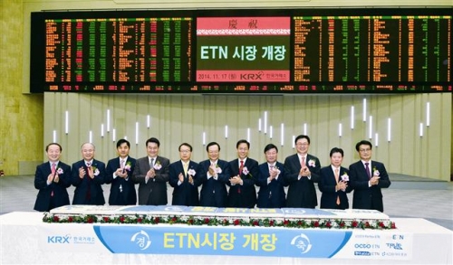 ▲작년 11월 17일 한국거래소에 개설된 상장지수증권(ETN) 시장이 오늘부로 만 1년을 맞이하며 거래대금 387배 증가라는 폭발적인 성장을 이뤄냈다. 사진은 한국거래소 및 증권사 관계자들이 ETN 시장 개설과 함께, 유가증권시장 신규상장기념식 기념촬영을 하고 있는 모습. 뉴시스