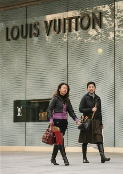 ▲중국 상하이에 있는 루이뷔통 매장을 여성 2명이 지나가고 있다. 중국 경기둔화에 따라 루이뷔통이 최근 중국 내 매장 3곳을 폐쇄한 것으로 알려졌다.  블룸버그