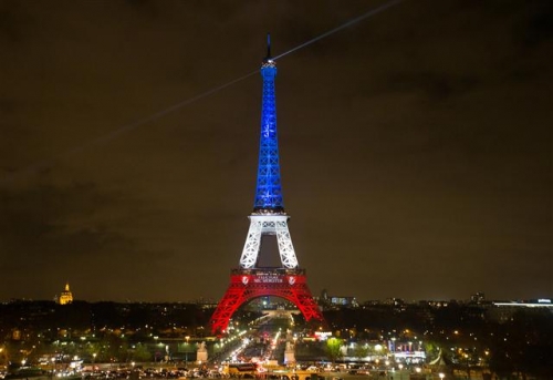 ▲프랑스 파리 에펠탑이 16일(현지시간) 테러 희생자들을 추모하는 3색 조명으로 빛나고 있다. 파리/신화뉴시스