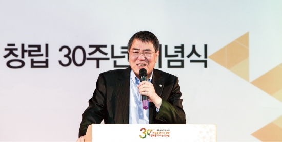 ▲장평순 교원그룹 회장이 18일 창립 30주년 기념식에서 기념사를 하고 있다.(사진=교원그룹)