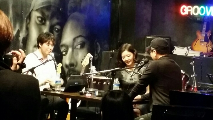 ▲17일 도도맘 김미나는 팟캐스트 ‘이봉규의 밑장빼기’에 출연한 사진을 자신의 블로그에 게재했다. 김씨는 강용석 변호사와 스캔들로 화제를 모았던 인물로 이날 방송에서 강용석 변호사와 스캔들에 대해서도 이야기를 나눈 것으로 알려졌다.(사진=김미나 블로그 )