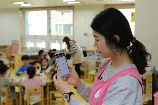 ▲LG유플러스는 서울 금천 구립 새롬어린이집에 광기가 IoT@home 어린이집 설치를 완료하고 현판식을 가졌다고 18일 밝혔다.(사진제공= LG유플러스)