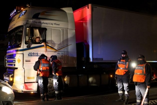 ▲17일(현지시간) 벨기에와 프랑스 국경에서 트럭을 검사 중인 프랑스 당국자들. 사진=AP연합뉴스