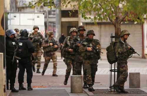 ▲지난 2015년 발생한 파리 테러 당시 생드니에서 테러 총책으로 알려진 압델하미드 아바우드 검거작전을 펼치고 있다.  (AP/뉴시스)