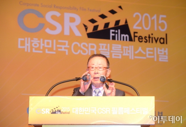 ▲대한민국 CSR 필름페스티벌 대회위원회가 주최하고 경제신문 이투데이와 코스리(한국SR전략연구소)가 주관한 ‘2015 대한민국 CSR 필름페스티벌’이 19일 오후 여의도 중소기업중앙회에서 개최됐다. 이헌재 대회위원장이 환영사를 하고 있다. 2012년 출범해 올해로 4회째를 맞는 필름페스티벌은 우리 사회에 상생과 나눔의 토양을 비옥하게 만들고 기업들이 미래 지향적 이미지를 구축하는 데 힘을 보태고자 기획됐다. 노진환 기자 myfixer@