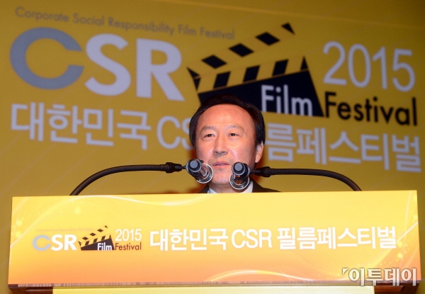 ▲대한민국 CSR 필름페스티벌 대회위원회가 주최하고 경제신문 이투데이와 코스리(한국SR전략연구소)가 주관한 ‘2015 대한민국 CSR 필름페스티벌’이 19일 오후 여의도 중소기업중앙회에서 개최됐다. 홍일표 국회 CSR 정책연구포럼대표가 축사를 하고 있다. 2012년 출범해 올해로 4회째를 맞는 필름페스티벌은 우리 사회에 상생과 나눔의 토양을 비옥하게 만들고 기업들이 미래 지향적 이미지를 구축하는 데 힘을 보태고자 기획됐다. 노진환 기자 myfixer@