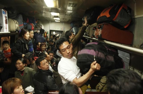 ▲중국 춘지에 귀경길에 나선 중국 승객들이  기차 안을 가득 메우고 있다. 신화/뉴시스