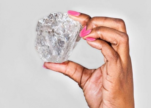 ▲보츠와나에서 채굴된 금세기 최대인 1111캐럿의 다이아몬드 원석. 사진 출처=블룸버그