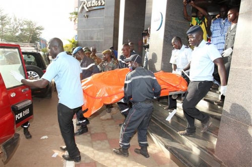 ▲서아프리카 말리 구조대원들이 20일(현지시간) 인질극이 발생했던 호텔에서 시신을 운반하고 있다. 신화/뉴시스