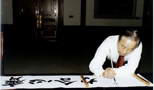 ▲사진은 1998년 1월, 김영삼 대통령이 '제심합력(齊心合力)'이라는 새해 휘호를 쓰는 모습. (사진출처=연합뉴스 )