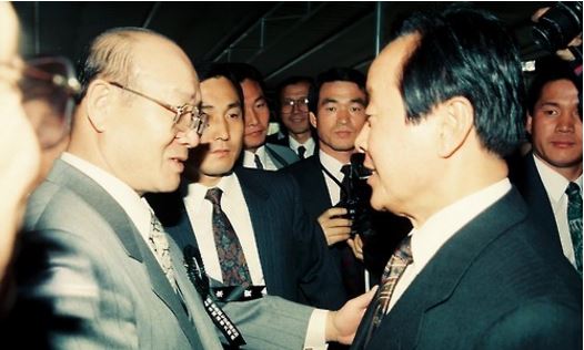 ▲1992년 4월, 당시 김영삼 민자당 총재가 전두환 전 대통령을 만나 악수하는 모습.
(사진출처=연합뉴스 )