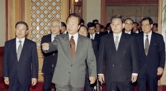 ▲1996년 1월, 김영삼 대통령이 청와대에서 재계 총수들과 만찬을 하기 위해 걸어가는 모습.(사진출처=연합뉴스 )
