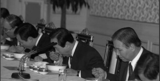 ▲ 1993년 2월, 각료들과의 오찬에서 즐겨 먹던 칼국수를 먹는 모습(사진출처=연합뉴스 )