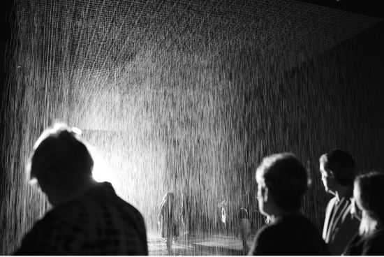 ▲‘더 현대 프로젝트’ 2015년 전시작인 아티스트 그룹 랜덤 인터내셔널(Random International)의 작품 ‘Rain Room’.
‘Rain Room’, © Random International, 2013, The Museum of Modern Art, New York, NY. 사진제공 © Random International 
