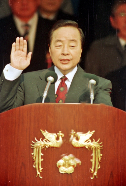 ▲1993년 2월 25일 김영삼 대통령이 서울 여의도 국회의사당 앞 광장에서 제14대 대통령 취임식을 갖고 선서하고 있다(뉴시스)