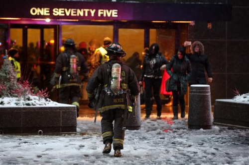 ▲미국 시카고 존행콕센터에서 21일(현지시간) 화재가 발생한 가운데 소방대원들이 소화 작업을 위해 건물로 진입하고 있다. 시카고/AP뉴시스