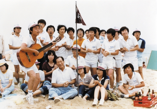 ▲1982년 강릉 경포대 신입사원 하계수련대회에서 직원들과 노래하고 있는 아산 (사진 제공 = 현대자동차그룹)