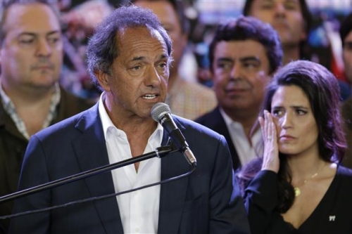▲아르헨티나 대선 투표 패배를 인정하고 있는 여당 후보 다니엘 시올리. AP/뉴시스