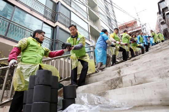 ▲예금보험공사와 한국방송광고진흥공사는 지난 23일 국가유공자 40가구에 연탄 1만장을 전달하는 '사랑의 연탄 나눔 행사'를 실시했다. 이날 양 기관 임직원 50여명은 연탄 500장을 서울 서대문구 거주 국가유공자 가구에 직접 배달했다.(사진=예금보험공사 제공)