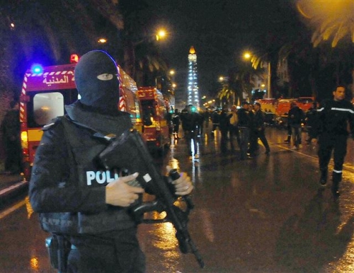 ▲튀니지 수도 튀니스에서 25일(현지시간) 발생한 대통령 경호원 버스 폭탄 공격으로  경계 태세를 하고 있다. AP/뉴시스