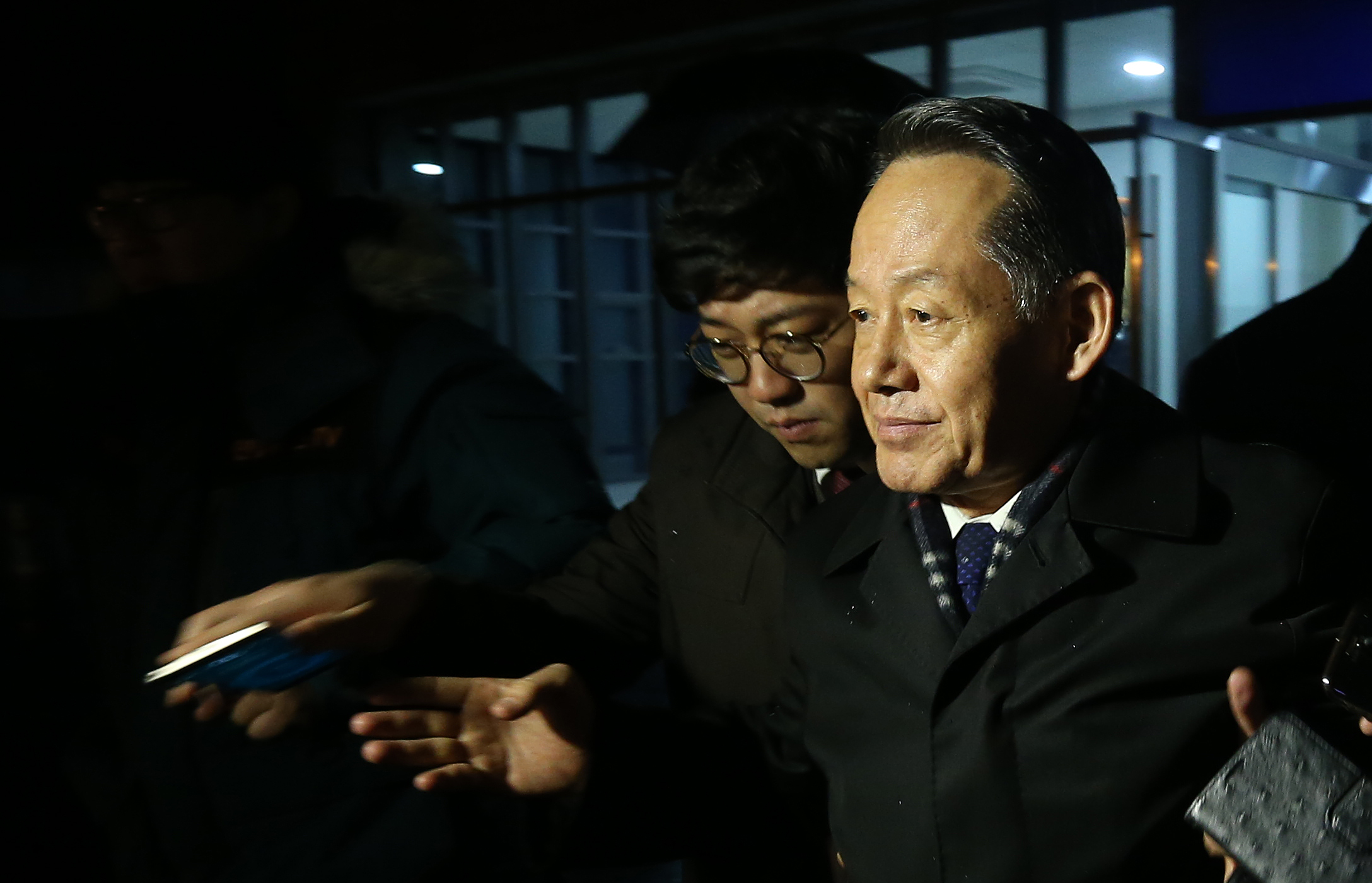 ▲해상작전헬기 '와일드캣(AW-159)'도입 비리 연루 의혹을 받고 있는 최윤희 전 합참의장이 25일 오전 서울 서초구 서울중앙지검 별관에서 피의자 신분으로 조사를 마친 뒤 검찰 청사를 나와 황급히 이동하고 있다. 방위사업비리 정부합동수사단은 이날 2012년 와일드캣이 우리 군의 해상작전헬기로 선정될 당시 해군참모총장이었던 최 전의장을 상대로 와일드캣 도입 과정에 개입했는지, 기종 선정을 둘러싸고 금품거래가 있었는지 등을 조사한 것으로 알려졌다.(사진=연합뉴스)