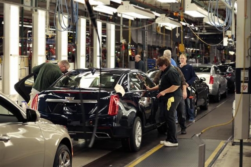 ▲미국 자동차업계가 10년 만에 임금 인상을 단행한다. 미국 미시간주 GM 공장에서 근로자들이 작업에 열중하고 있다. 블룸버그 