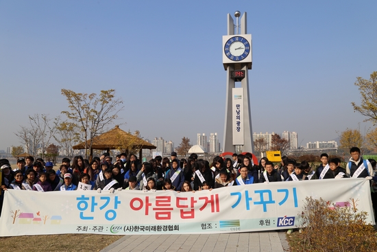 ▲한국미래환경협회가 주관하는 ‘한강 아름답게 가꾸기’ 한강 잠실지구 봉사활동에 KCC가 동참했다. 학생, 직장인 등 자원봉사자 180여명와 KCC직원이 기념촬영하고 있다.(사진제공=KCC)