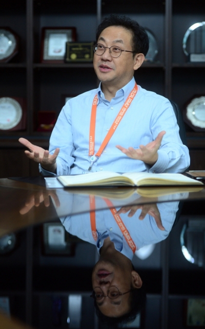 ▲안건준 크루셜텍 대표이사가 지난 23일 판교 본사에서 <이투데이>와 인터뷰를 갖고 내년도 회사의 성장 방향에 대해 설명하고 있다.(사진=노진환 기자)