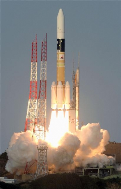 ▲일본 상업용 통신위성을 실은 'H2A 로켓 29호기'가 24일(현지시간) 발사되는 모습. AP/뉴시스