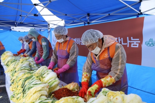 ▲㈜한화는 26일 성동종합사회복지관에서 저소득 취약계층을 위한 김장나눔행사를 진행했다. 이 날 행사에는 ㈜한화 이태종 사장(오른쪽 첫 번째) 등을 비롯한 임직원들이 저소득 가정에 전달할 김치를 직접 담그고 있다.(사진제공=(주)한화)