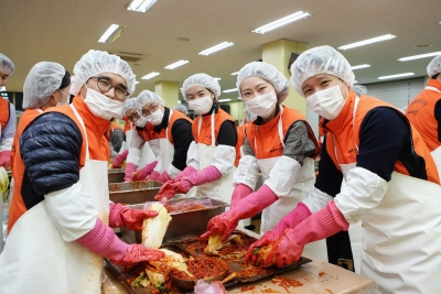 ▲미래에셋자산운용 직원 100여명이 종로구 서울노인복지센터에서 김장을 담그고 있는 모습