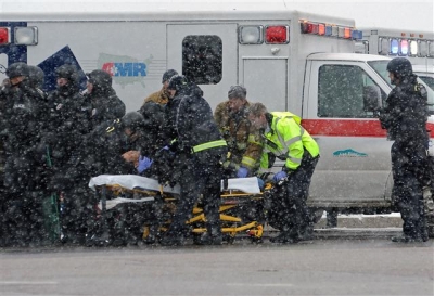 ▲27일(현지시간) 미국 콜로라도 주 콜로라도 스프링스의‘플랜드 페어런트후드(Planned Parenthood·가족계획연맹)’ 병원 인근에서 총격사건이 발생한 가운데, 부상을 당한 한 경찰관이 인근 병원으로 이송되고 있는 모습. AP뉴시스