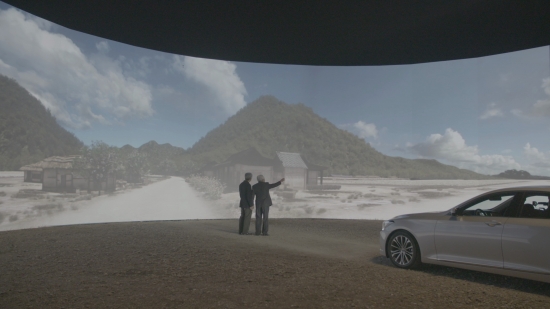 ▲캠페인 주인공이 아들과 함께 3D 영상으로 구현된 가상의 고향을 보고 있는 모습(자료 제공 =현대자동차그룹)