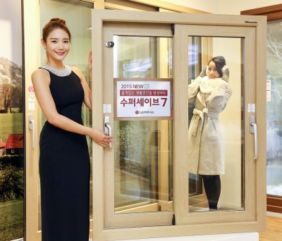 ▲29일 서울 논현동에 위치한 지인스퀘어에서 LG하우시스 모델들이 새로 출시된 수퍼세이브7을 선보이고 있다. 
(사진제공=LG하우시스)