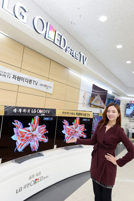 ▲모델이 LG베스트샵 동교점에서 'LG TV 파워 세일' 행사를 소개하고 있다.  (사진제공=LG전자 )