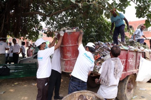 ▲두산파워시스템즈인디아(인도) 임직원들이 ‘Clean India Project’를 통해 사무실과 공장 인근 지역의 쓰레기를 치우는 등 환경정비 활동을 펼치고 있다. 사진제공 두산그룹