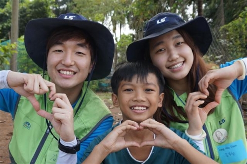 ▲LS 대학생 해외봉사단에 참가한 국내 대학생이 베트남 초등학생과 함께 하트를 그리고 있다. 사진제공 LS그룹