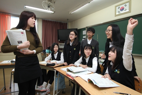 ▲경기도 안산시 본오중학교에서 '2015 드림클래스 주중교실'을 개강하고 대학생 강사의 지도 하에 중학생들이 영어 공부를 하고 있다. 사진제공 삼성