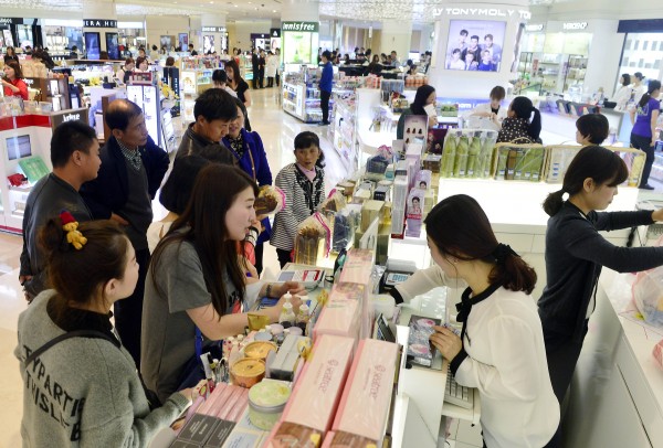 ▲4일 서울 송파구 롯데면세점에서 중국 관광객들이 쇼핑을 하고 있다. (사진=뉴시스)