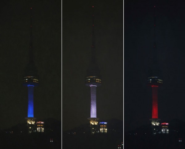 ▲ 16일 오후 서울 남산 N서울타워가 파리 테러 희생자들을 추모하기 위해 프랑스 국기의 세가지 색 조명을 밝히고 있다.(사진=연합뉴스)