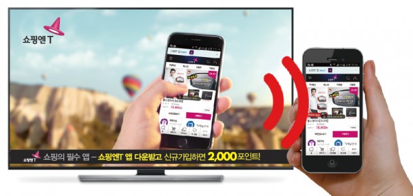 ▲쇼핑엔T TV 시청 중 모바일 앱으로 상품 및 쇼핑 정보를 제공받는 장면.