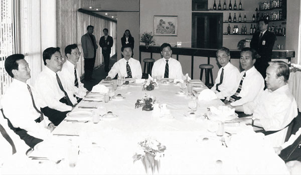 ▲1996년 김영삼 대통령 남미 순방 당시 수행한 필자(왼쪽에서 세 번째).
