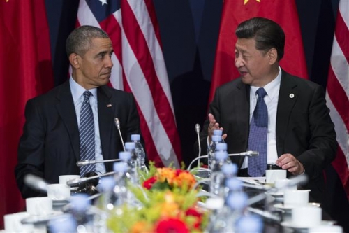 ▲버락 오바마(왼쪽) 미국 대통령과 시진핑 중국 국가주석이 30일(현지시간) 프랑스 파리에서 ‘유엔기후변화협약 당사국 총회(COP21)’ 개막을 이용해 별도 정상회담을 하고 있다. 파리/AP뉴시스