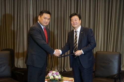 ▲전병조 KB투자증권 사장(오른쪽)과 슝리팅 국신증권 홍콩법인 부사장이 1일 서울 여의도 콘래드호텔에서 양사 간 위탁매매(브로커리지) 계약을 체결하고 있다. (사진=연합뉴스)