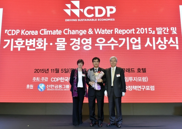 ▲현대건설은 기후변화 관련 세계적 지속가능성 평가제도인 ‘2015 CDP Korea’에서 ‘탄소경영 섹터 위너스(Sector Winners)’를 4년 연속 수상하고, ‘탄소경영 아너스 클럽(Honors Club)’에선 2년 연속 선정됐다고 2일 밝혔다. (왼쪽부터)CDP 영국본부 수 하웰 COO, 현대건설 HSE혁신실장 곽모원 상무, CDP 한국위원회 장지인 위원장.