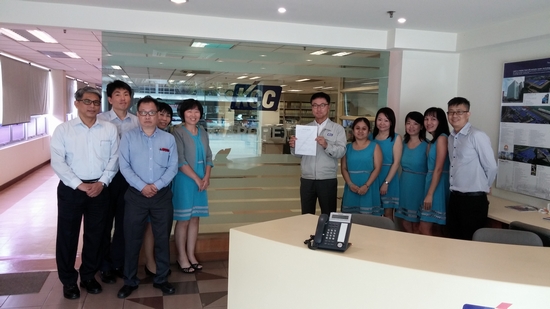 ▲KCC의 싱가포르 법인 임직원들이 청년나눔펀드 약정서를 들고 기념촬영하고 있다.(사진제공=KCC)