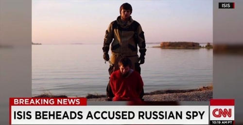 ▲IS가 공개한 러시아인 스파이 참수 장면으로 추정되는 영상. 출처=CNN