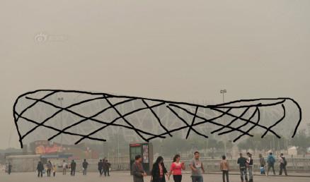 ▲중국 웨이보 네티즌이 짙은 안개에 보이지 않는 베이징 올림픽 주 경기장 '냐오차오(새 둥지)'를 검은 선으로 다시 그렸다. 출처=중국 웨이보