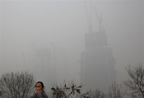▲중국 베이징의 한 건물이 11월30일(현지시간) 심각한 스모그에 가려 잘 보이지 않는다. AP/뉴시스 