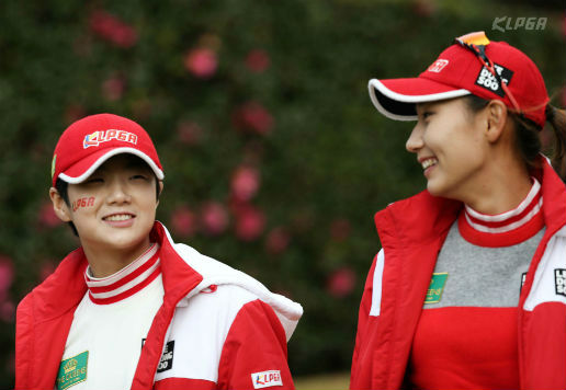 ▲더퀸즈 마지막 날 싱글 매치에서 일본 선수들과 맞대결하는 박성현(왼쪽)과 김민선. (KLPGA)